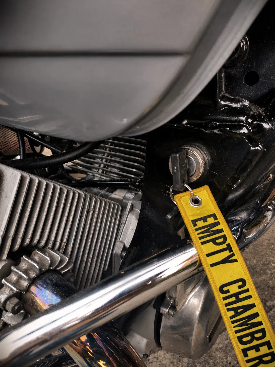 Dettaglio dei componenti elettrici riposizionati sulla Moto Guzzi Nevada